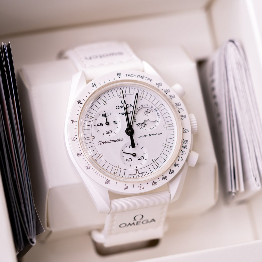 MOONSWATCH MISSION TO MOONPHASE SNOOPY - SWATCH X OMEGA BIOCERAMIC