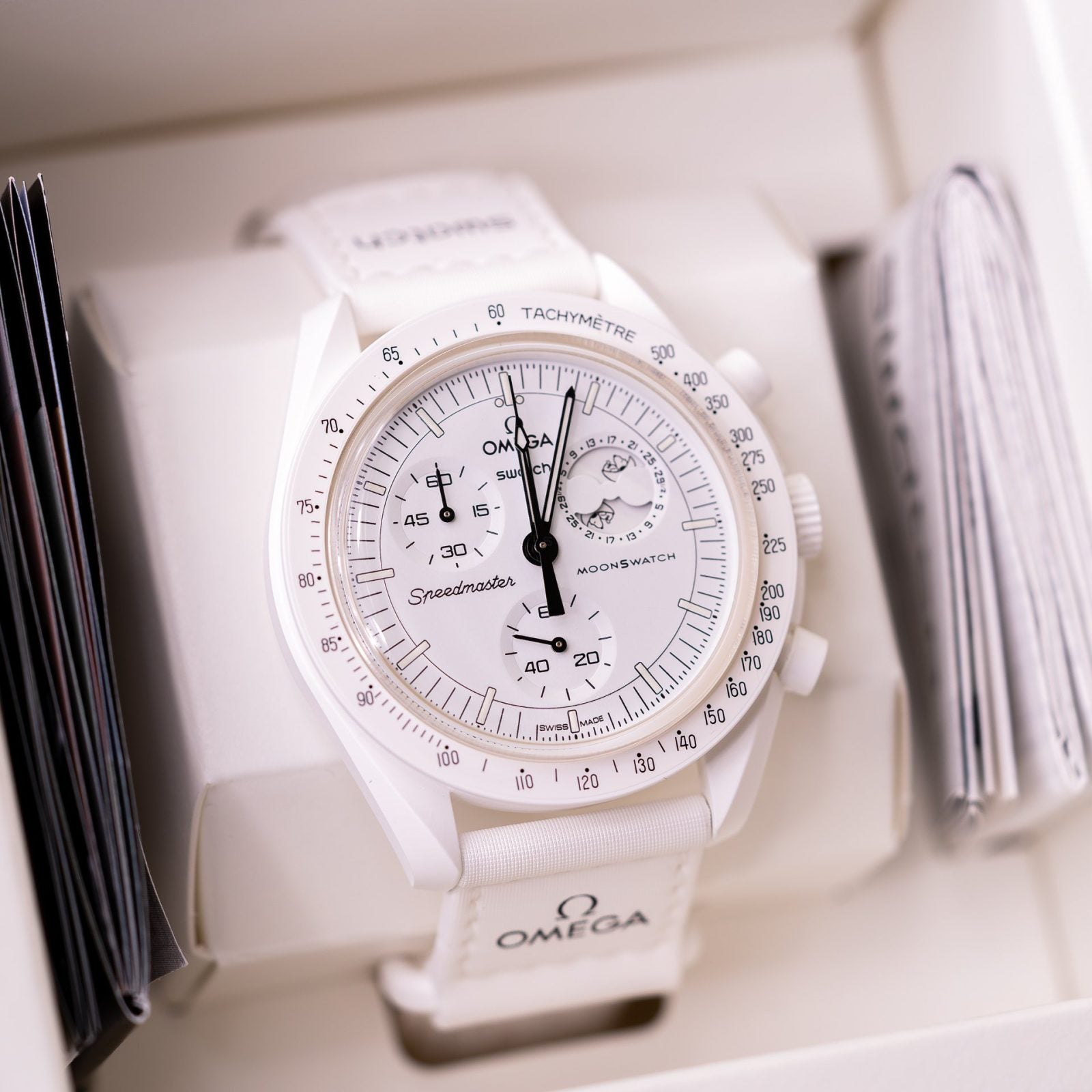 MOONSWATCH MISSION TO MOONPHASE SNOOPY - SWATCH X OMEGA BIOCERAMIC