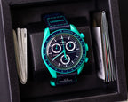 MOONSWATCH MISSION ON EARTH POLAR LIGHTS - SWATCH X OMEGA BIOCERAMIC