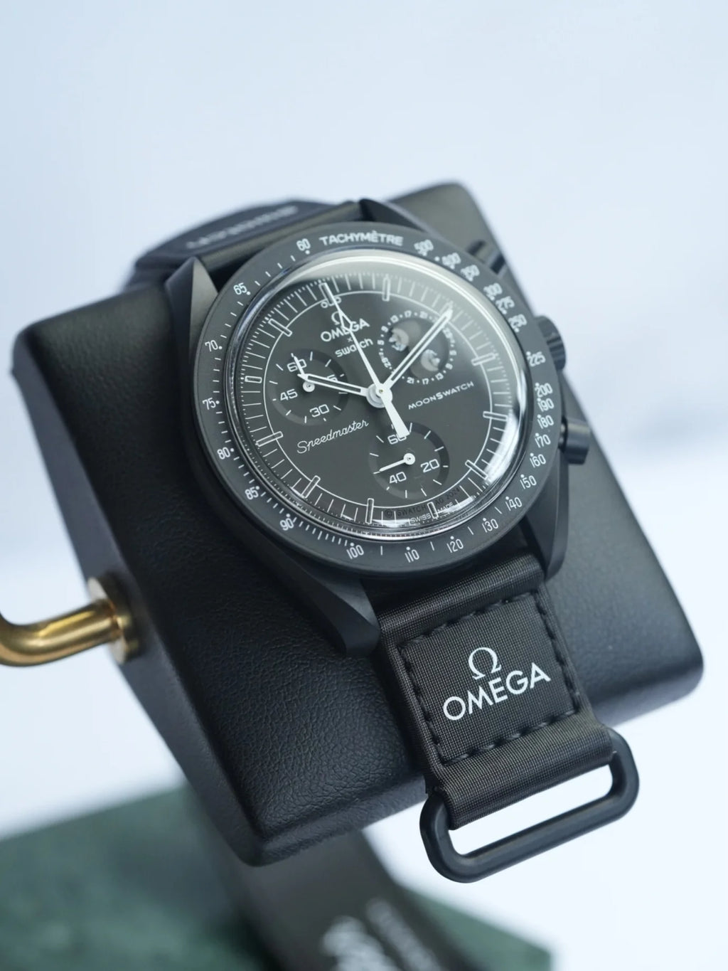 MOONSWATCH MISSION TO MOONPHASE SNOOPY - SWATCH X OMEGA BIOCERAMIC