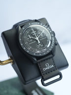 MOONSWATCH MISSION TO MOONPHASE SNOOPY - SWATCH X OMEGA BIOCERAMIC