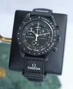 MOONSWATCH MISSION TO MOONPHASE SNOOPY - SWATCH X OMEGA BIOCERAMIC