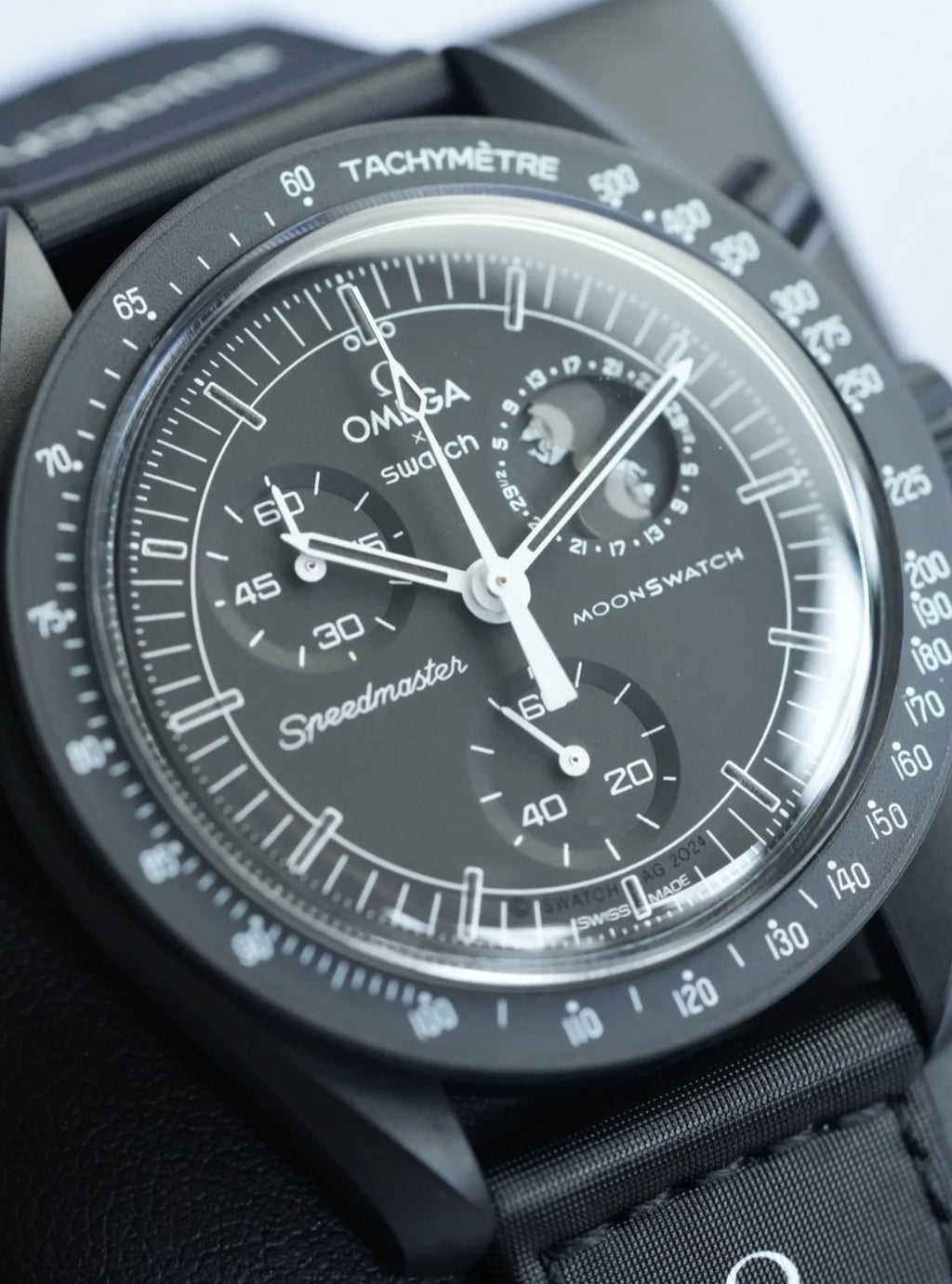 MOONSWATCH MISSION TO MOONPHASE SNOOPY - SWATCH X OMEGA BIOCERAMIC
