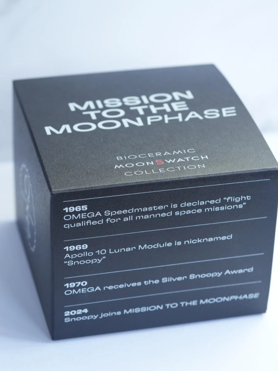 MOONSWATCH MISSION TO MOONPHASE SNOOPY - SWATCH X OMEGA BIOCERAMIC