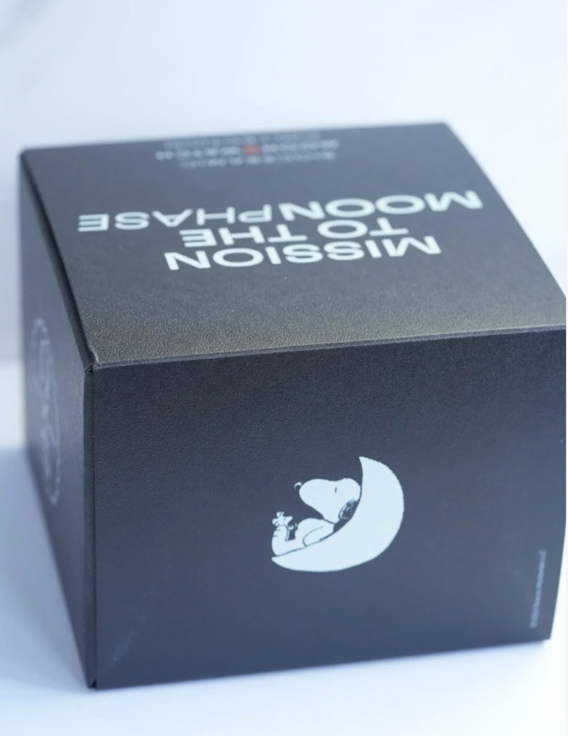 MOONSWATCH MISSION TO MOONPHASE SNOOPY - SWATCH X OMEGA BIOCERAMIC