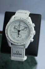 MOONSWATCH MISSION TO MOONPHASE SNOOPY - SWATCH X OMEGA BIOCERAMIC