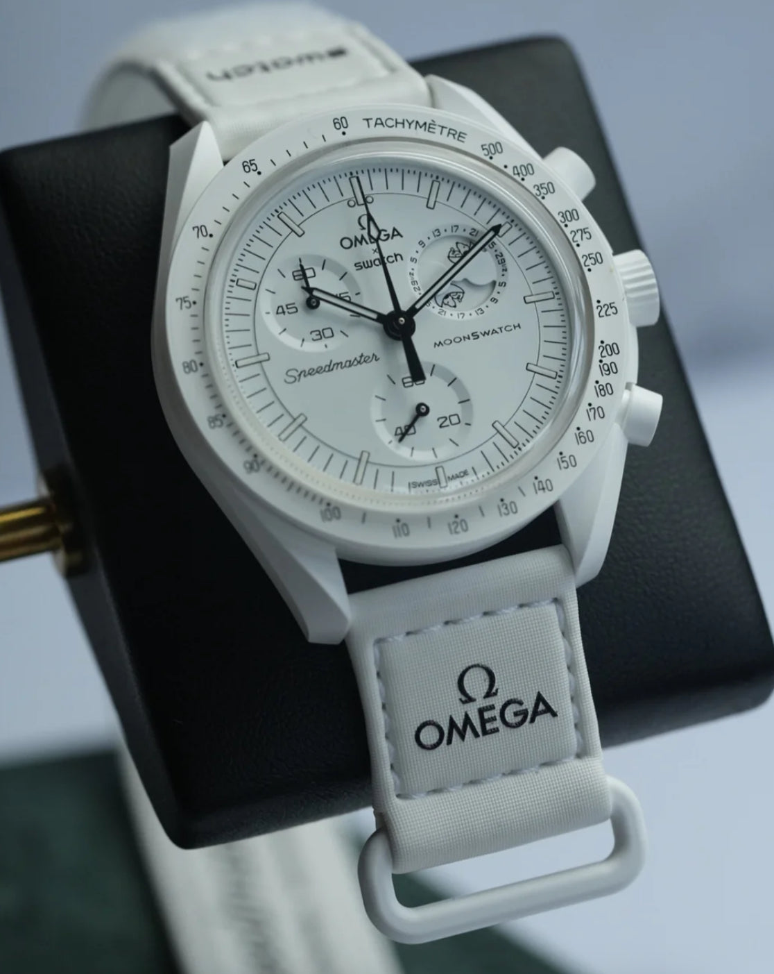 MOONSWATCH MISSION TO MOONPHASE SNOOPY - SWATCH X OMEGA BIOCERAMIC