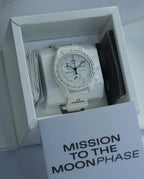 MOONSWATCH MISSION TO MOONPHASE SNOOPY - SWATCH X OMEGA BIOCERAMIC