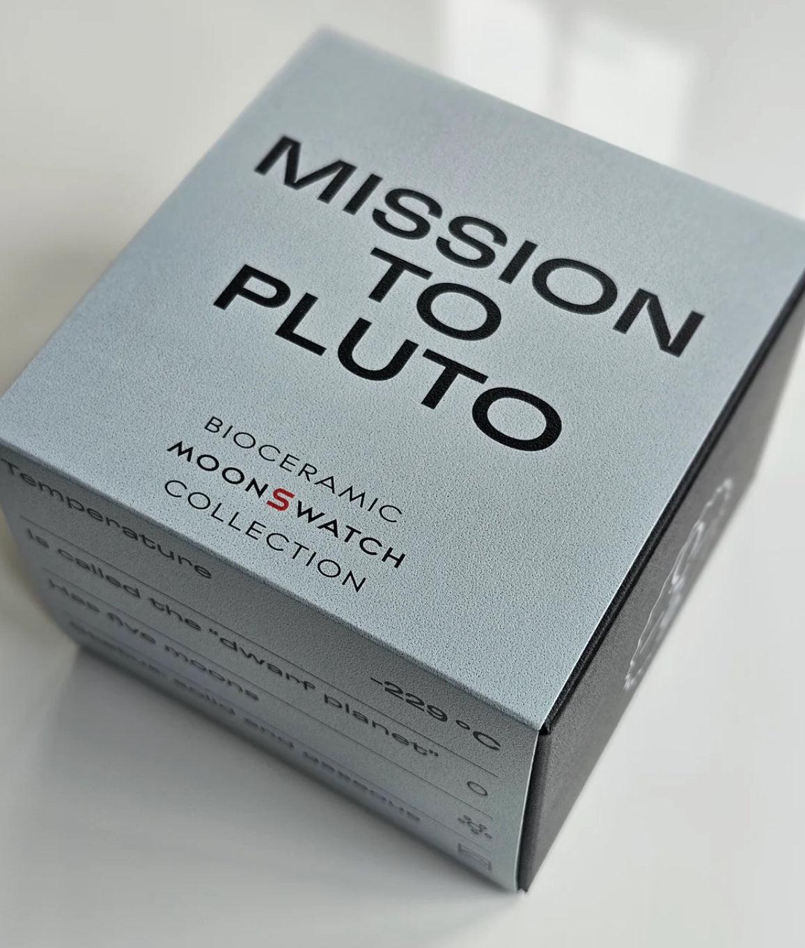 MOONSWATCH MISSION TO PLUTO - SWATCH X OMEGA BIOCERAMIC